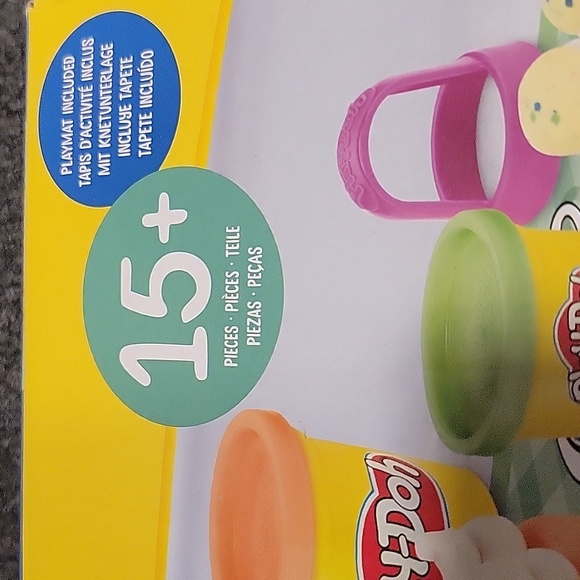 Play-Doh Kitchen Creations - Sweet Cakes Playset with 8 Colors, Playmat, Over 15 - Picture 5 of 7